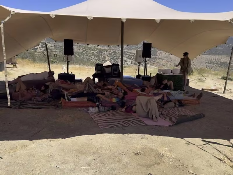 Hut^Flex 100 ten-by-ten-meter stretch tent creating a shaded lounge zone
