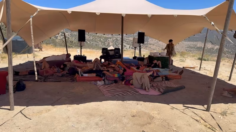 Hut^Flex 100 ten-by-ten-meter stretch tent creating a shaded lounge zone